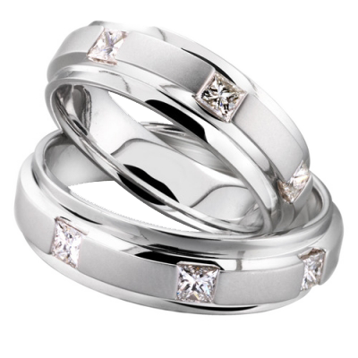 Cincin emas putih melambangkan kesucian sebuah pernikahan