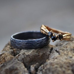 Rock Model Cincin custom dengan desain yang menyerupai bebatuan